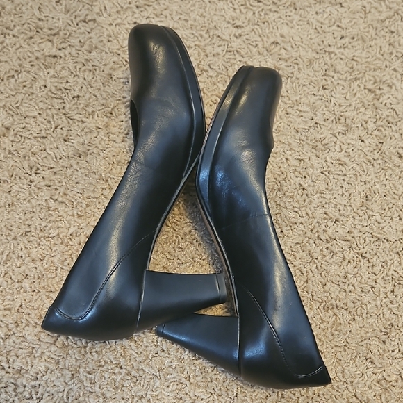 Clarks Classic Black Heels - Picture 5 of 6